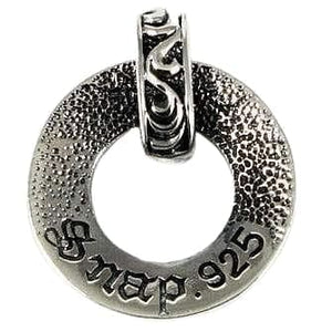 Collier avec pendentif boucle-bouclier tribal en argent massif — détail du poinçon