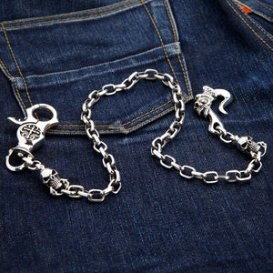 Cadena para cartera con calavera tribal en plata de ley .925, detalle del cierre de mosquetón con cruz