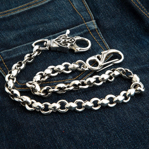 Tribal-Brieftaschenkette aus 925 Sterlingsilber, 23 Zoll, entgegengesetzte Anordnung von aufgerollter Kette und Verschlüssen auf Denim