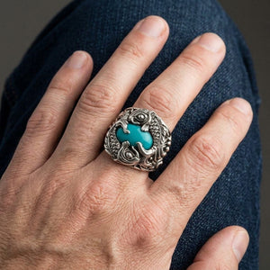 Türkis-Koi-Fisch Statement-Ring aus .925 Sterlingsilber, getragen an einem Mittelfinger in natürlicher Nahaufnahme der Hand