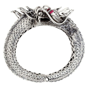 Profilo circolare del bracciale a doppio drago che mostra lo spessore della fascia e le teste sovrapposte.