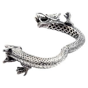 Dettaglio inferiore del bracciale con drago che mostra il punzone 925 e le squame traforate.