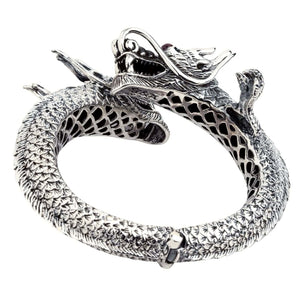 Angolo posteriore del bracciale cuff che mostra la cerniera, la fascia squamata e la superficie interna traforata.