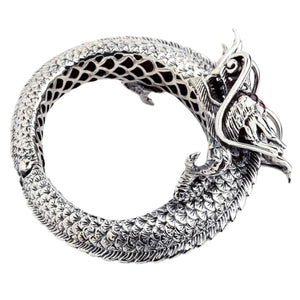 Retro del bracciale con drago con dettaglio continuo di squame attorno alla fascia.