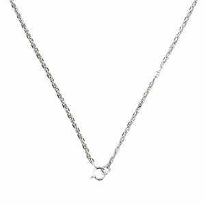 Collier chaîne marine en argent sterling 2 mm. La fine chaîne en argent pend en V avec son fermoir près de la base.