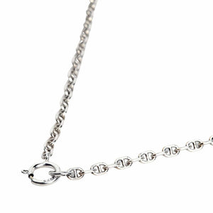 Collier chaîne marine en argent sterling 2 mm. Les maillons marine étroits se rejoignent au niveau du fermoir anneau à ressort fermé.
