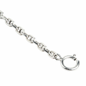 Collier chaîne marine en argent sterling 2 mm. Une vue rapprochée montre les barres centrales à l'intérieur des maillons ovales à côté du fermoir anneau à ressort.