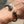 Cross Skull kabelmanschettarmband buret på handleden