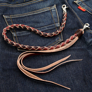 Corrente para carteira em couro bovino trançado bicolor, corrente de couro trançado e franjas sobre jeans