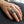 Zweifarbiger Totenkopf & gekreuzte Knochen Silberring, an einer Hand getragen