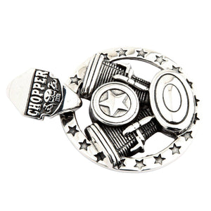 V-Twin motor 925 sterling zilveren biker hanger. De motorhanger ligt horizontaal met het CHOPPER-oog naast de sterrand.