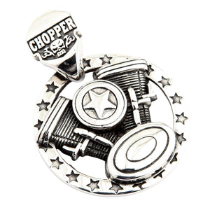 V-Twin motor 925 sterling zilveren biker hanger. De schuine motor toont de verhoogde cilindervinnen en het ronde onderste deksel.