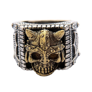 Anel de prata com caveira viking e martelo, caveira viking em tom dourado vista de frente