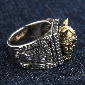 Anel de prata com caveira viking e martelo, perfil do ombro com martelo