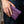 Portefeuille en crocodile hornback violet, tenu au niveau de la taille