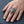 Varulvshuvud-ring i 925 sterlingsilver buren på en vuxen hand