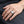 Anillo de cruz catedralicia en plata de ley con topacio blanco puesto en una mano