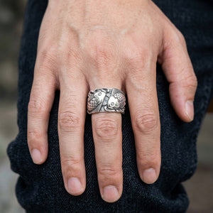 Bred koifisk bandring i sterlingsilver, buren på handen