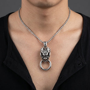 Pendente javali em prata esterlina combinado com uma corrente de prata e camisa preta; colar de couro apresentado separadamente para estilo; não incluído
