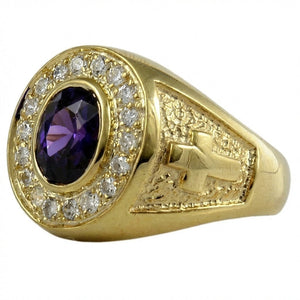 Anel episcopal com cruz e ametista oval banhado a ouro, halo frontal de ametista