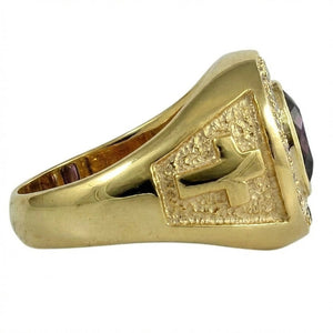 Anel episcopal com cruz e ametista oval banhado a ouro, ombro oposto