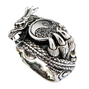Yin-yang drakring i 925 sterlingsilver, vinklat yin-yang-motiv mot vit bakgrund