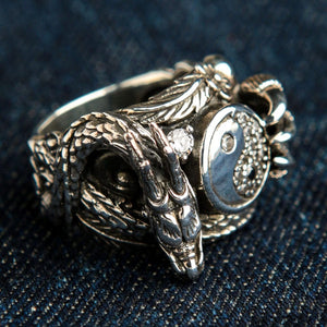 Yin-yang drakring i 925 sterlingsilver, sidoprofil av drakhuvudet