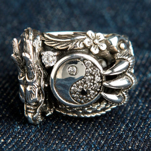 Yin-yang drakring i 925 sterlingsilver, drake framifrån och yin-yang-skiva