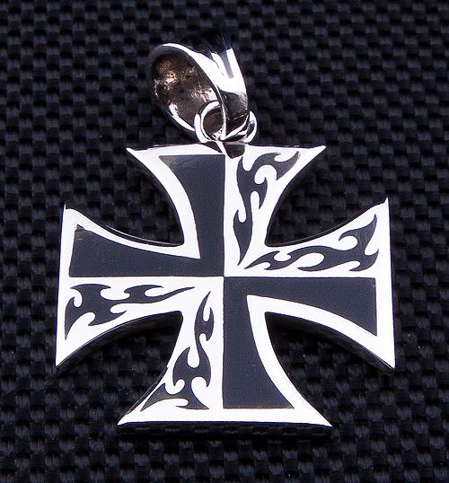 Ciondolo croce di Malta in argento sterling