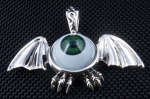 Серебряный кулон с зелеными глазами и крыльями в готическом стиле