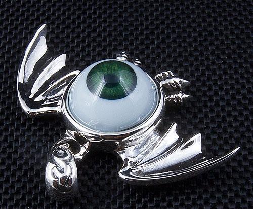 Ciondolo con ali gotiche a bulbo oculare verde in argento sterling