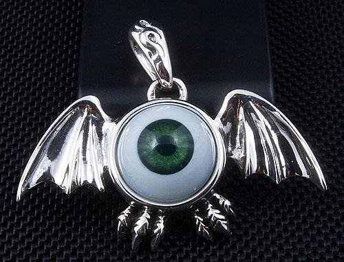 Colgante de alas góticas con globo ocular verde de plata esterlina