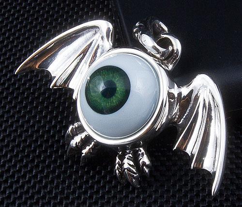 Серебряный кулон с зелеными глазами и крыльями в готическом стиле