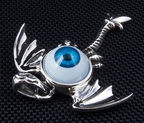 Colgante de alas góticas con globo ocular azul de plata esterlina