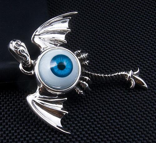 Серебряный кулон с синими глазами и крыльями в готическом стиле