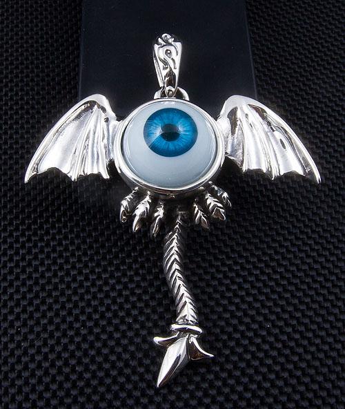 Colgante de alas góticas con globo ocular azul de plata esterlina