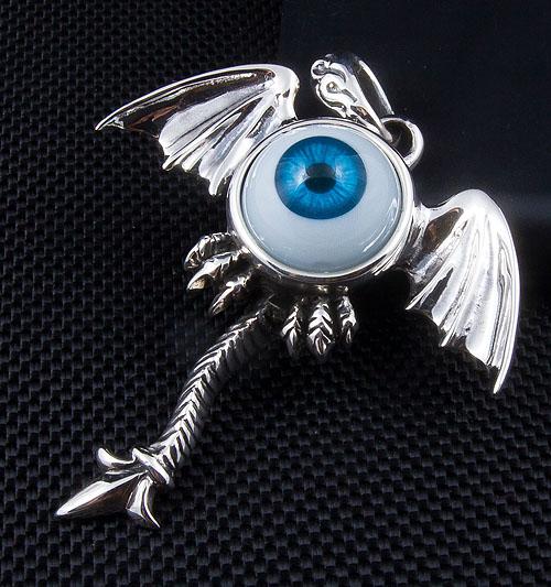 Серебряный кулон с синими глазами и крыльями в готическом стиле