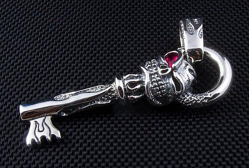 Schlüsselanhänger mit Flammenschädel aus Sterlingsilber
