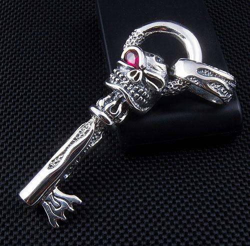 Ключ-подвеска с огненным черепом из стерлингового серебра