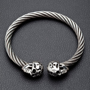 Bracciale rigido in argento con teschio