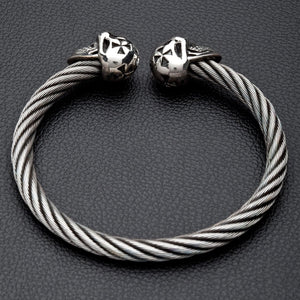 Bracciale rigido in argento con teschio