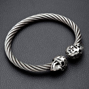 Bracciale rigido in argento con teschio