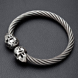 Bracciale rigido in argento con teschio