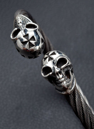 Bracciale rigido in argento con teschio