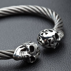 Bracciale rigido in argento con teschio