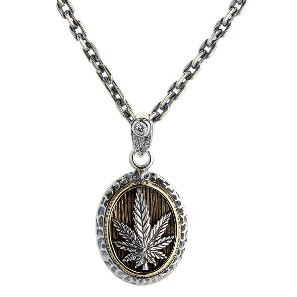 Silberne Halskette mit Marihuana-Anhänger aus Messing