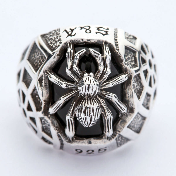 Серебряное кольцо среднего размера с черным пауком