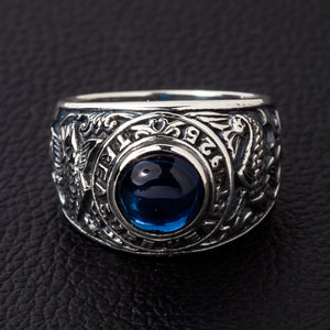Anel koi de prata com zircônia azul, anel koi com CZ azul visto de frente