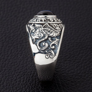 Anel koi de prata com zircônia azul, perfil da lateral direita com koi