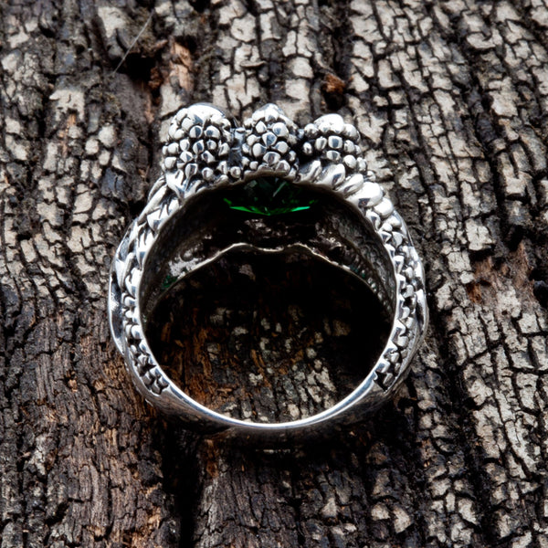 Мужское готическое кольцо с изумрудным серебряным когтем
